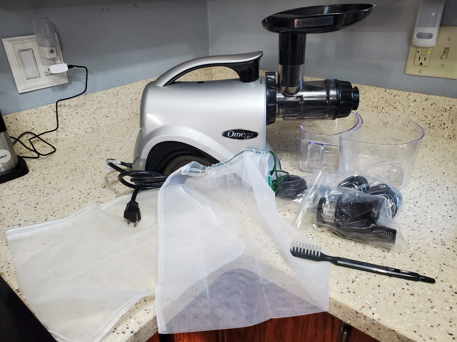 OMEGA Masticating Juicer Extractor Nutrition System - NC1000HDS