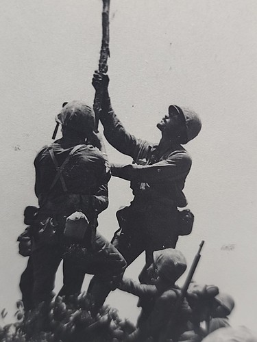 WWII Photo Snapshot 5 Soldiers Raising U.S. Flag 6 1/4" x 8 1/4" RRP 124 - Picture 2 of 6