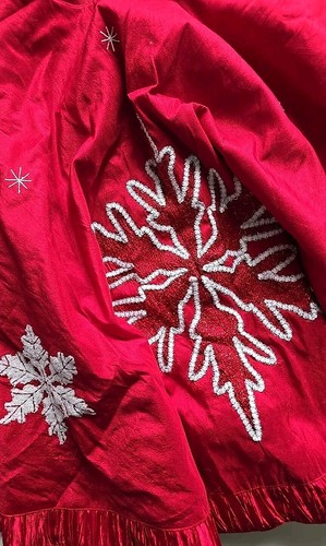Kurt Adler Christmas Tree Skirt Red White SNOWFLAKES Embroidered Pleated 60" - Picture 12 of 15