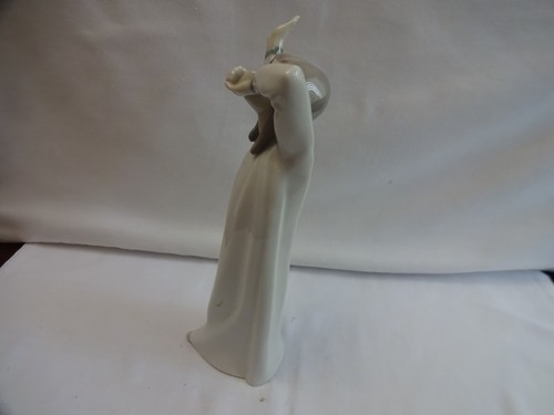 D'ART SA Statuetta Sbadiglio Ragazza Porcellana Spagnola Altezza 21 cm - Foto 2 di 6