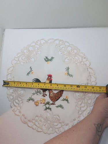 Rundes Spitzendeckchen mit besticktem Hahn und Huhn Country Cottagecore - Bild 6 von 6