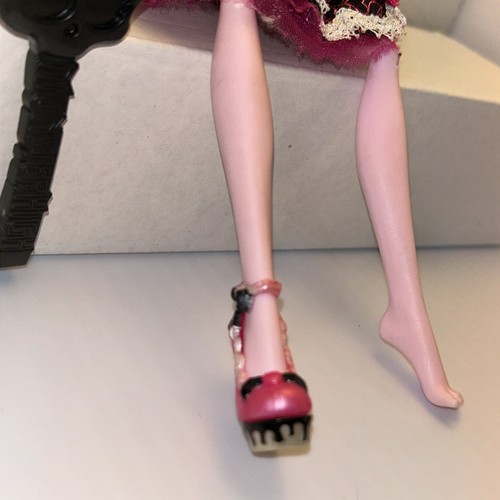 2011 Monster High Sweet 1600 Draculaura Doll Minus 1 Hand & Shoe Nose Damage - Picture 2 of 13