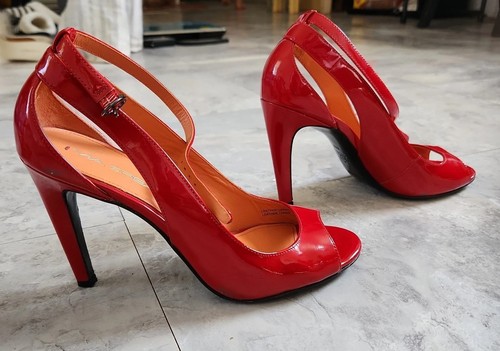 Womens 8M Via Spiga Red Patent Leather Peep Toe Ankle Strap Open Side 4" Heels - Picture 2 of 10