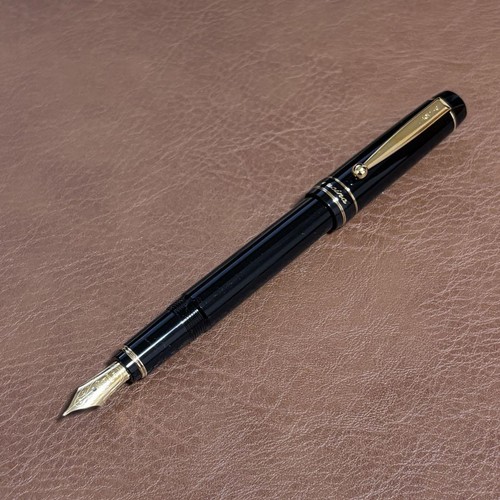 Pilot Füllfederhalter Lucina M