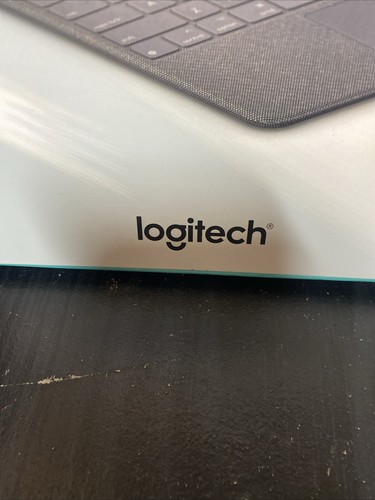 Logitech Combo Touch - Detachable Kbrd/Case/Trackpad for 5-6 Gen iPad Pro -12.9" - Picture 4 of 11