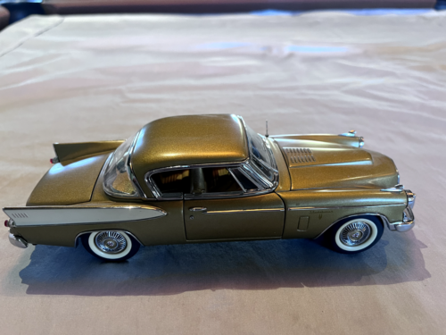 Modelo fundido a presión a escala 1:24 Studebaker Golden Hawk 1957 Danbury Mint - Imagen 2 de 5