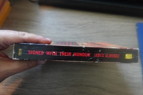 SIGNED WITH THEIR HONOUR BY JAMES ALDRIDGE RARE CORGI UK ROYAL AIR FORCE FICTION - Bild 3 von 3