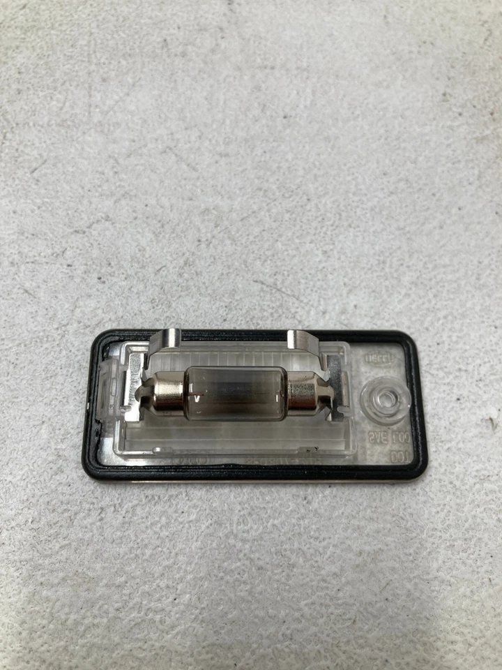 Задний правый фонарь для номерного знака 09–11 Audi A6 Quattro от оригинального производителя 8E0807430B - Изображение 4 из 4