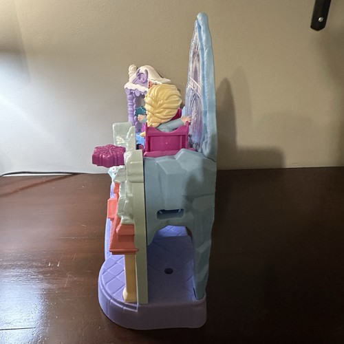 Fisher-Price Little People Disney Frozen Arendelle con Elsa y Juego de Trineo - Imagen 9 de 14