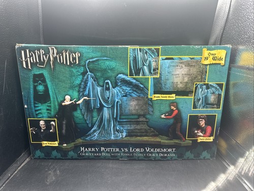 NECA Harry Potter Vs. Lord Voldemort Graveyard Duel Riddle Family Grave Diorama - Picture 7 of 10