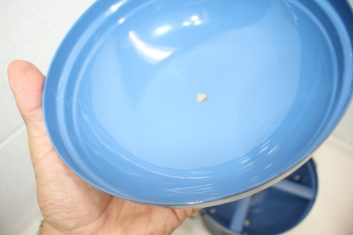 ¡¡LIMPIO!! Alimentador de pájaros de metal esmaltado azul hervidor de agua con forma de parrilla de carbón, ¡¡RARO!!! - Imagen 11 de 12