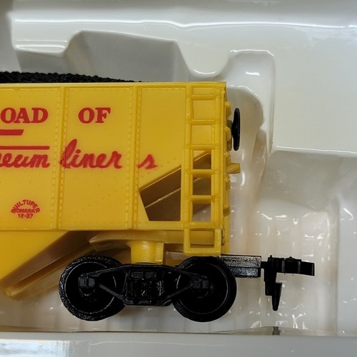 Life Like HO Scale Union Pacific Bay Hopper with Load - Picture 6 of 6