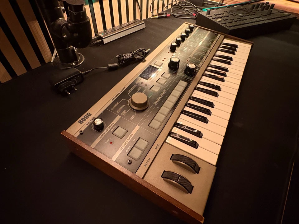 Korg microKORG Synthesizer / Vocoder – guter Zustand – Studioausdünnung - Bild 2 von 4