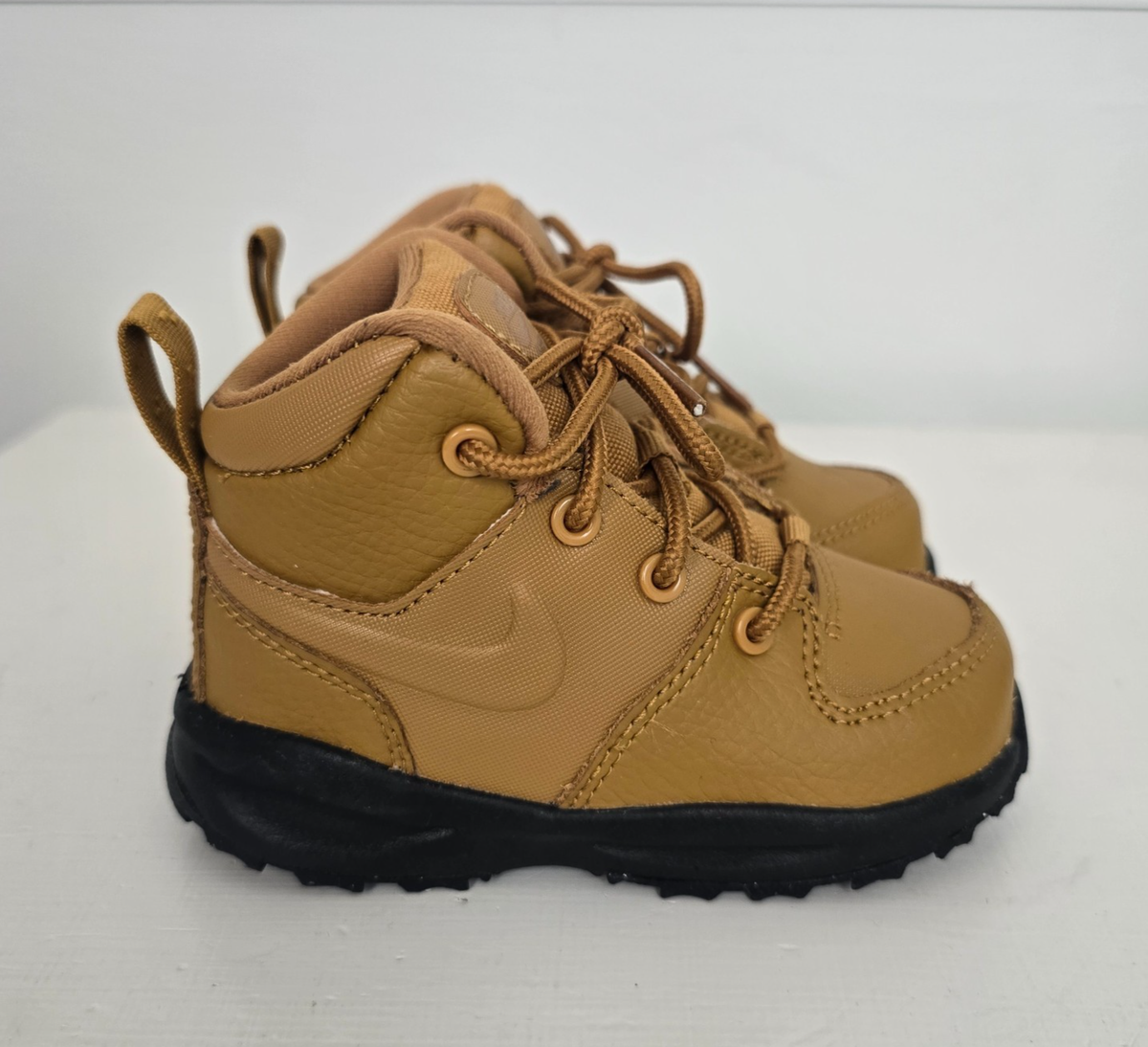 NWOT Nike Kids Manoa Leather Boots Wheat Size 6C Rugged 