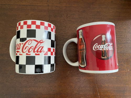 Konvolut verschiedene Coca-Cola Sammlerstücke: Cola Dose, Tablett, Tassen, Becher, Kassette - Bild 9 von 24