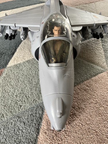 HM Armed Forces Attack V.T.O.L Jet Aeroplane Military Army + Action Figure Pilot - Picture 2 of 10