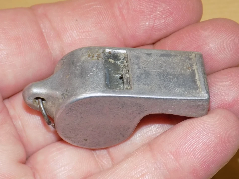 ANCIEN SIFFLET EN ALUMINIUM - Photo 3/3