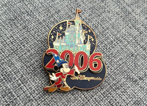 CASTLE SORCERER MICKEY MOUSE WALT DISNEY WORLD 2006 BADGE
