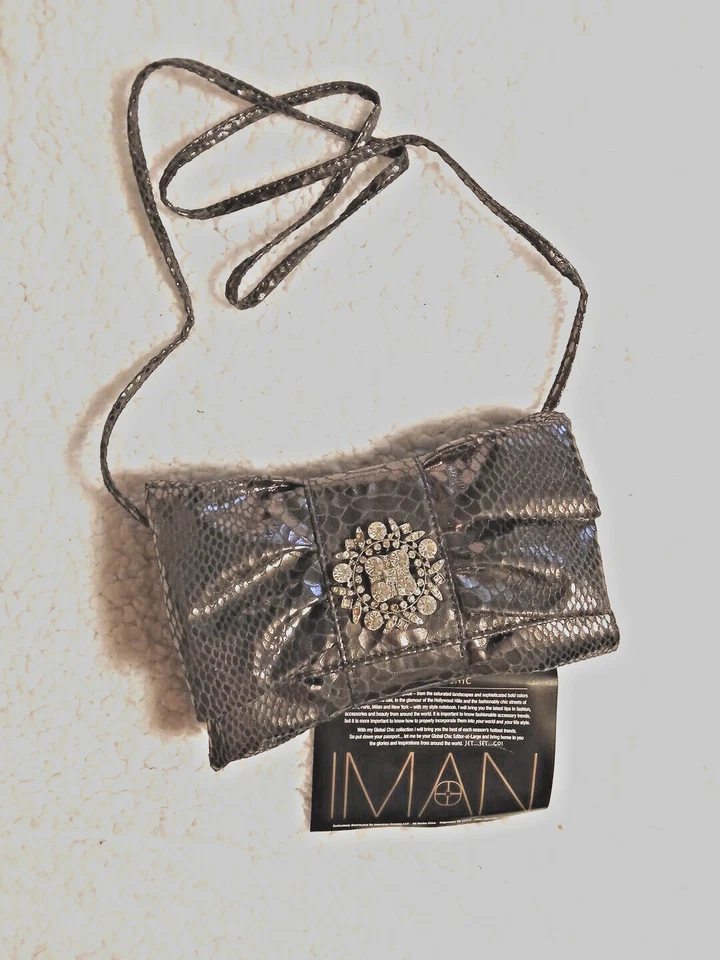 IMAN Bolso sin asas con volantes Pistola Metal Plata Cartera Correa para el hombro Estrás A presión NUEVO Foto 2 de 4