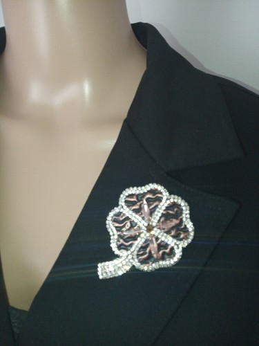 Spilla In Pelle Con Cristalli Quadrifoglio Portafortuna - Foto 1 di 6