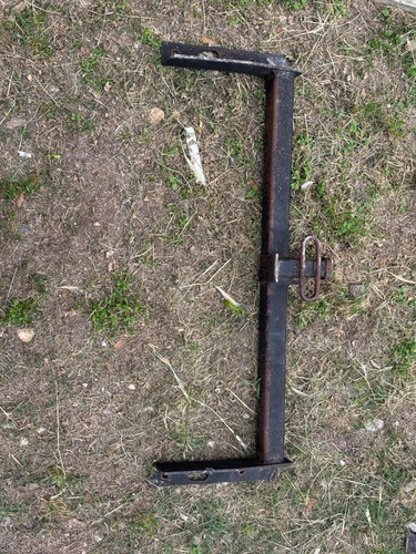 Trailer hitch for a Jeep Grand Cherokee 1996,1997,1998,1999.Black good condition