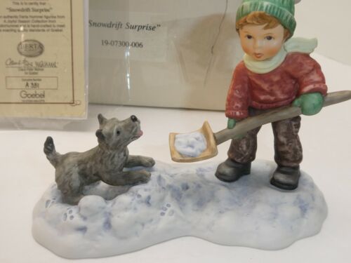 FIGURA DE PORCELANA BERTA HUMMEL SUJETADOR 310 ""SNOWDRIFT SORPRESA - Imagen 6 de 7
