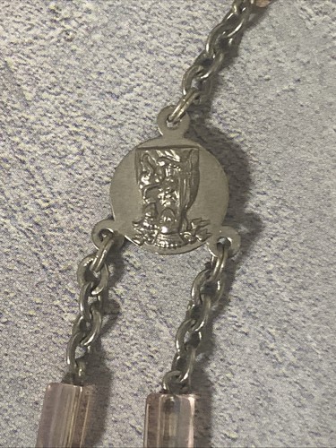 "Rosario crucifijo religioso con cuentas rosa iridiscente tono plata INRI 28"" de colección" - Imagen 3 de 11