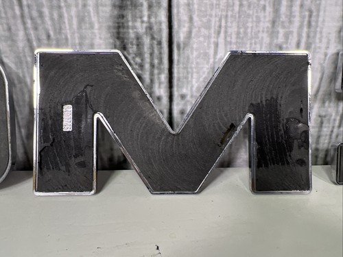 GMC Canyon OEM Grille Emblem Kit 2021 2022 2023 8490745 - Picture 8 of 9