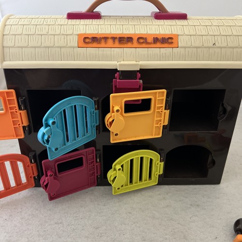 B.. Critter Clinic Toy Vet Play Set with keys. - 第 11/11 張圖片