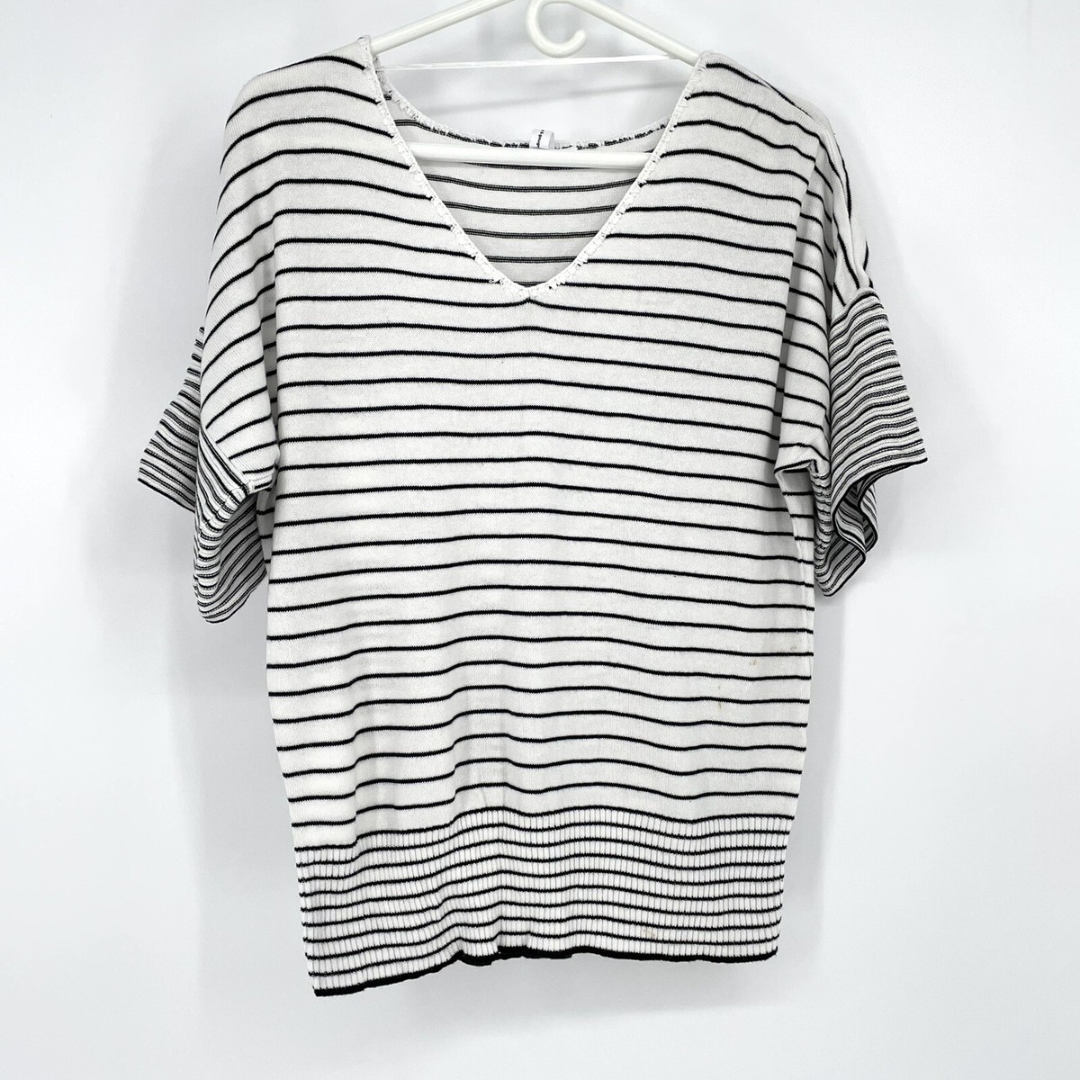 Cable & Gauge sweater black and White stripe short sleeves Cable & Gauge sweater black and White stripe short sleeves