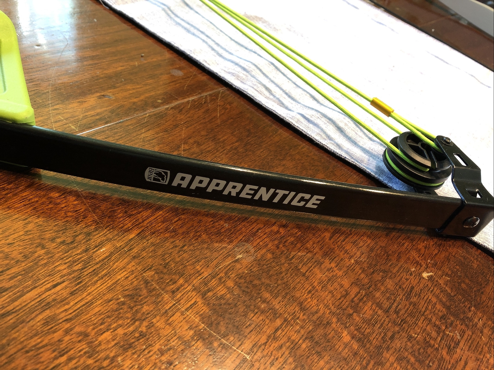 New BEAR APPRENTICE Youth Bow Set RH W/ 2 Arrows & Arrow Rest Flo Green Ages 47 754806307732 eBay