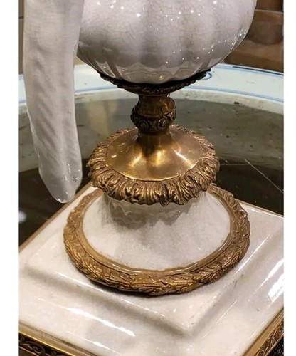 Par de candelabros de porcelana y bronce estilo antiguo loro - 19"" H - Imagen 8 de 8