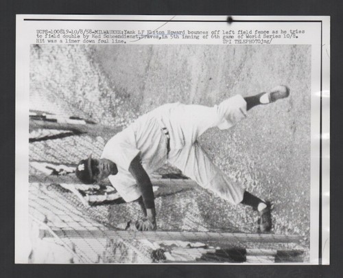 1958 Press Photo World Series Elston Howard New York Yankees vs Milwaukee Braves - Picture 2 of 3