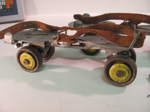 Vintage Pair of Metal UNION HARDWARE COMPANY Adjustable Roller Skates w/KEY - Picture 2 of 11