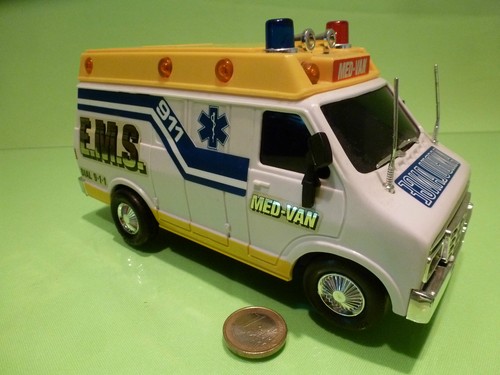 PLASTIC AMERICAN MED VAN AMBULANCE - EMS DIAL 911 - WHITE - GOOD COND. - BATTERY - Picture 5 of 9