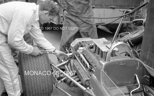 BRUCE McLAREN BRM M4B MECHANICS MONACO GP 1967 X4 STUNNING PERIOD NEGATIVES 35MM - Picture 3 of 5