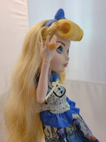 Ever After High BLONDIE LOCKES Royal First Wave Signature Doll w Stand & Purse - Picture 11 of 11