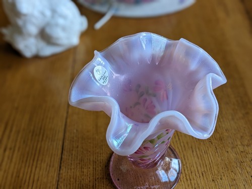 NEU IN BOX FENTON 6" ROSEMILK STRETCH VASE HANDBEMALT BLUMEN SIGNIERT SCHÖN! - Bild 7 von 12