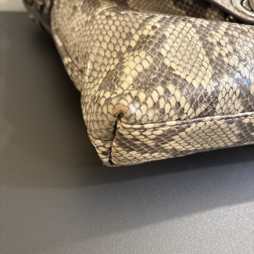 Borsa a tracolla Carlos Santana finta pelle di serpente beige grigio marrone borsa vegan borsa con patta - Foto 11 di 15