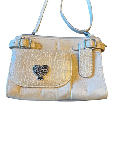 Cartera Bandolera Brighton Cuero Beige Crema Cocodrilo Repujado y Acento Corazón - Imagen 2 de 6