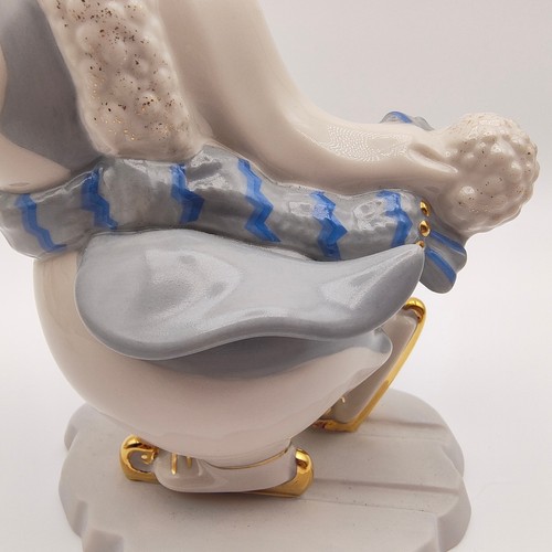 Lote de 2 estatuillas de pingüino patinaje sobre hielo de oso de Navidad Lenox con acento dorado de porcelana - Imagen 17 de 24