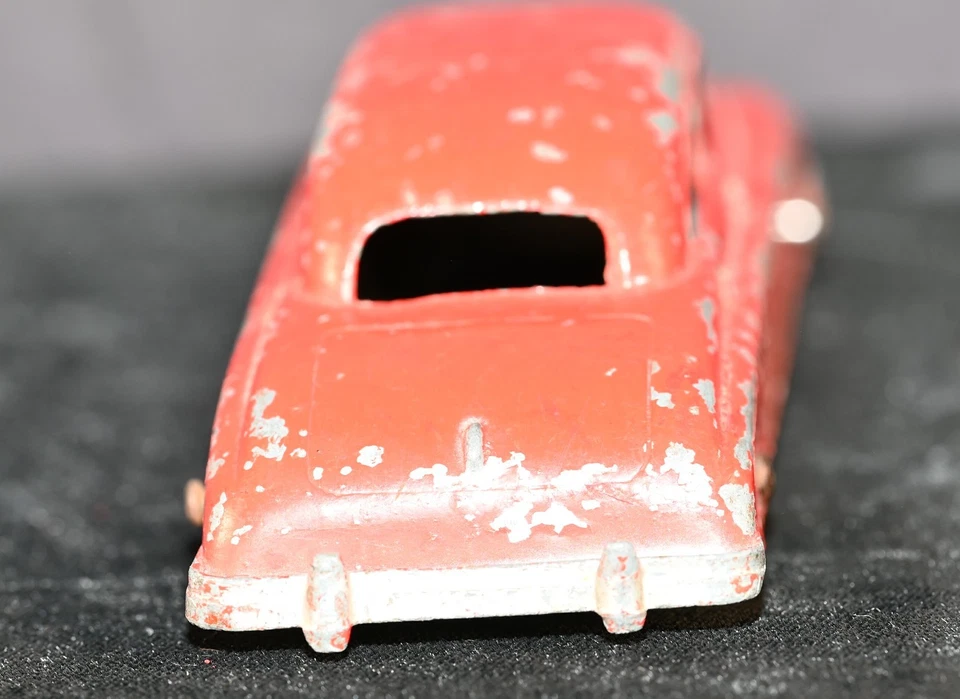 Coche rojo fundido a presión vintage Tootsietoy 1947 Kaiser sedán 6 pulgadas Foto 3 de 4