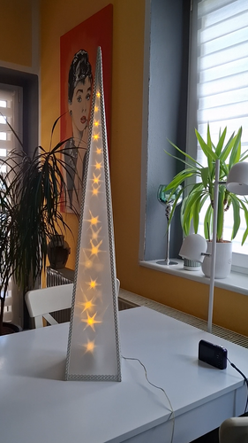 WEIHNACHTEN - 3-D Hologramm Pyramide - Höhe 90 cm - rotierende Sterne m. 24 LED - Video 1 von 1