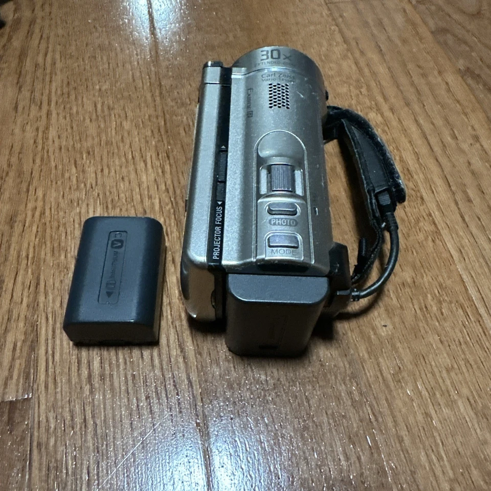 Sony Handycam HDR-PJ200 Camcorder w/Charger, Carry Case & 2 🔋’s 🔥 - Image 2 of 4