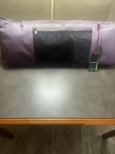 TUMI VOYAGEUR KAUAI YOGA BANDOLERA BOLSO DE VIAJE Y BOLSO DE YOGA $395 - Imagen 1 de 6