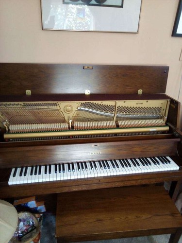 A WONDERFUL YAMAHA P22 OAK UPRIGHT PIANO - Picture 1 of 11