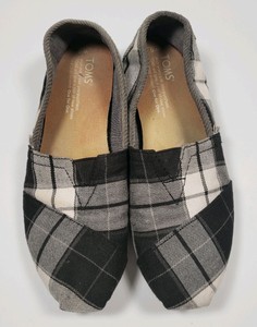 black and white plaid toms