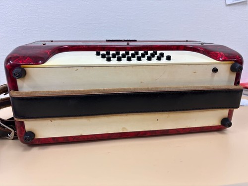 Yamaha Accordion YA-21 Red – 32 Keys, 21 Bass free shipping - Picture 2 of 5