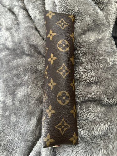 Louis Vuitton Cosmetic Pouch - Picture 12 of 17