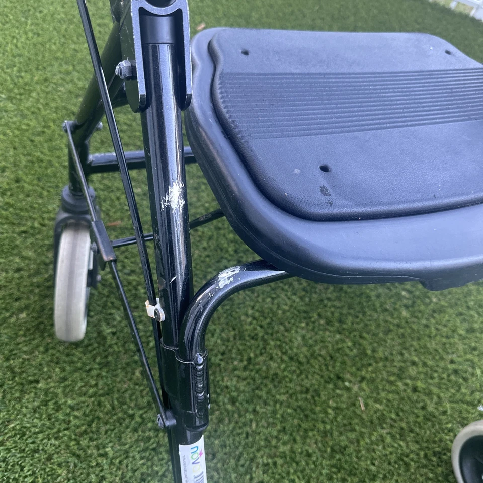 Walker Nova Cruiser Deluxe 4202Bk con sistema de rotura de ruedas y reflectante Foto 4 de 4